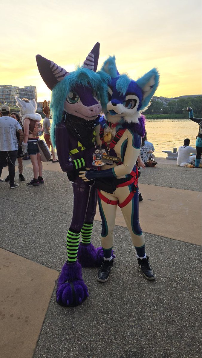 KalShork's tweet image. Shiny waterfront picture with @DatBlueHusky :3
The heat was brutal x3
#squeakysaturday