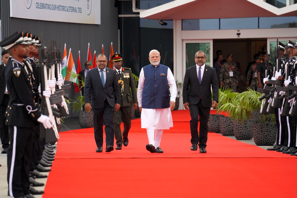 MoFAmv's tweet image. Prime Minister of India H.E @narendramodi
departed from Maldives concluding a successful State Visit.
The Prime Minister was seen off at VIA by Foreign Minister @abkhaleel, Defence Minister, @mgmaumoon, Finance Minister @MoosaZameer and Homeland Minister @min_mohst