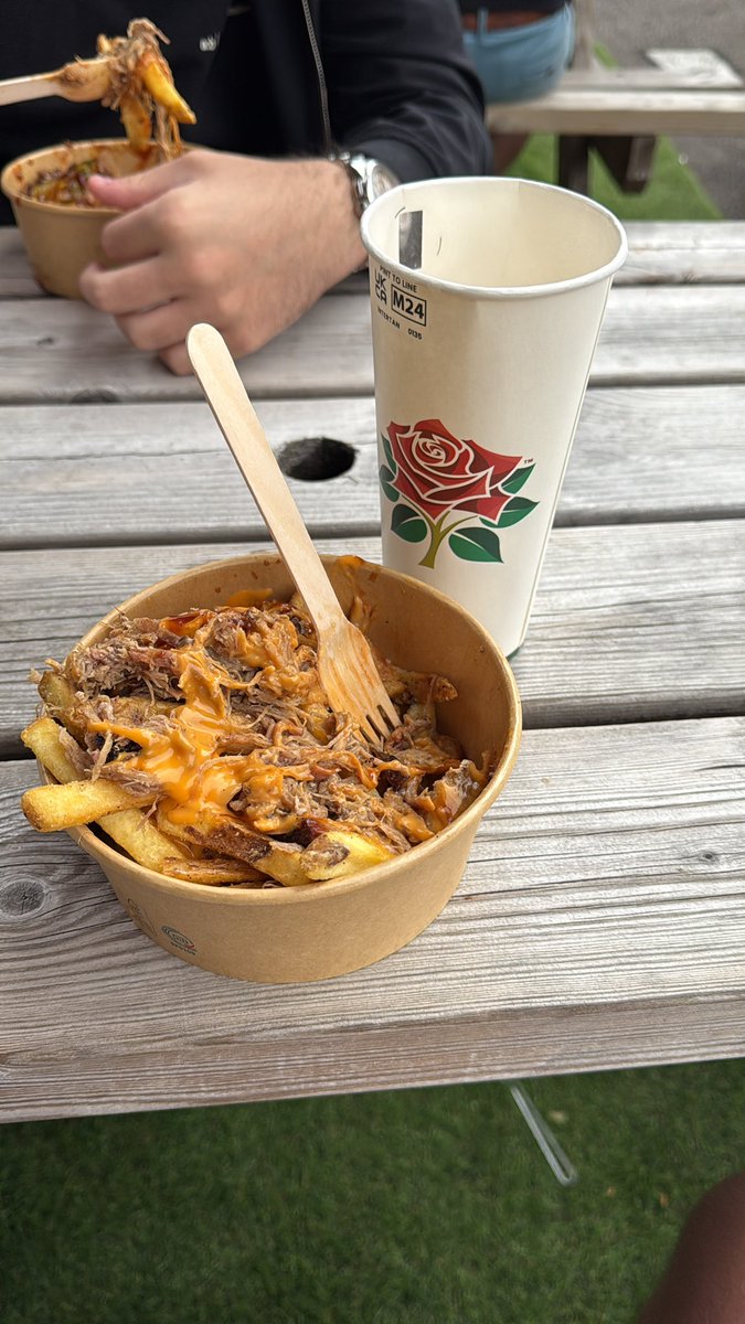 jmccann00's tweet image. Pulled pork loaded fries Amstel and Huddersfield by 20 what a time to be alive