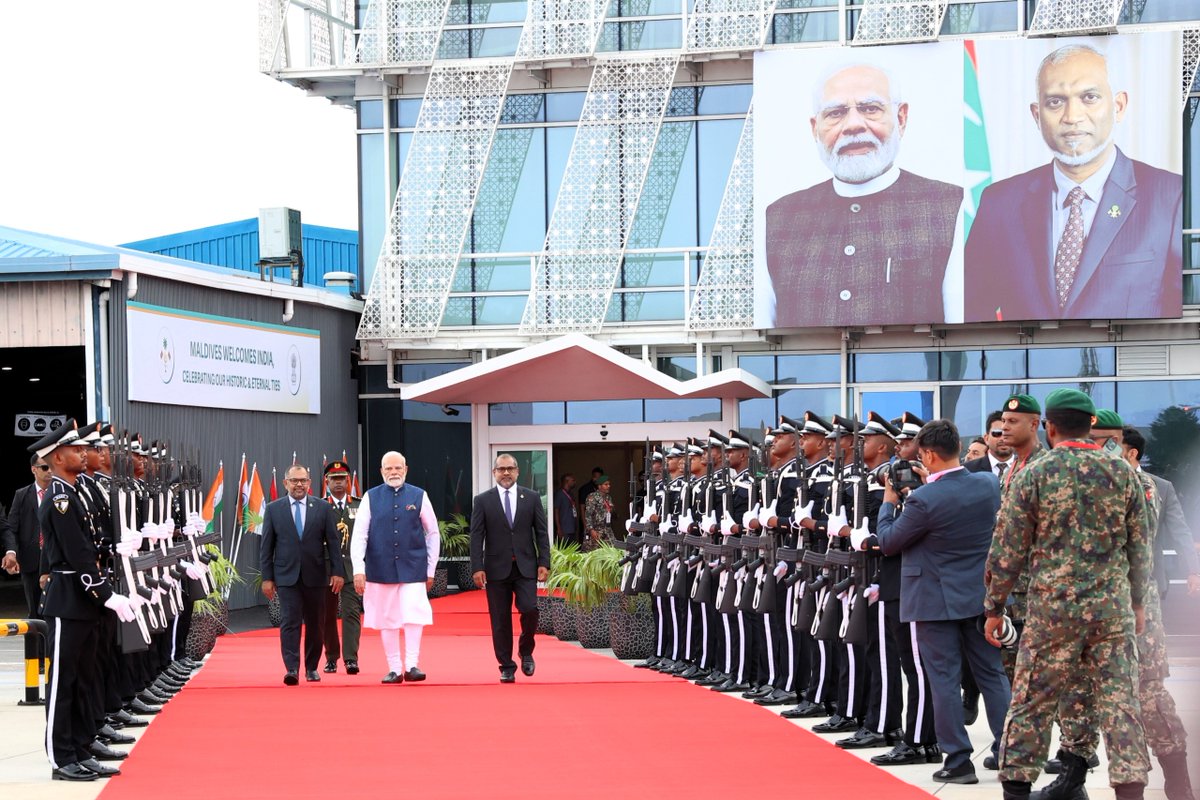 MoFAmv's tweet image. Prime Minister of India H.E @narendramodi
departed from Maldives concluding a successful State Visit.
The Prime Minister was seen off at VIA by Foreign Minister @abkhaleel, Defence Minister, @mgmaumoon, Finance Minister @MoosaZameer and Homeland Minister @min_mohst