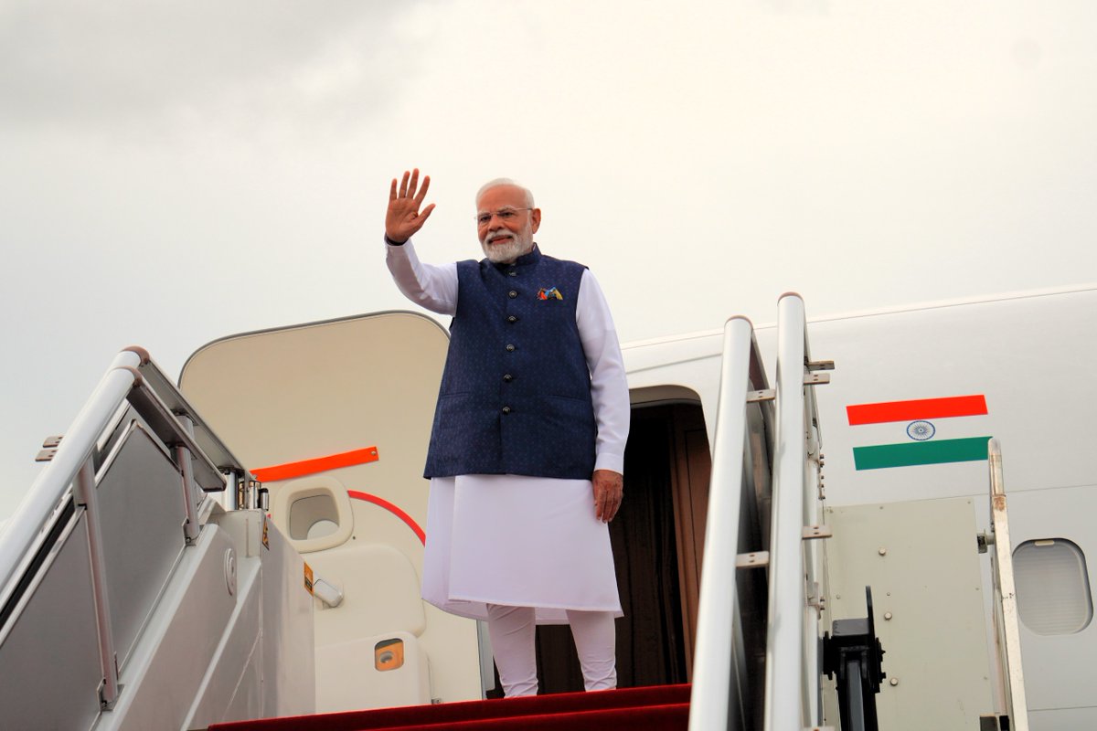 MoFAmv's tweet image. Prime Minister of India H.E @narendramodi
departed from Maldives concluding a successful State Visit.
The Prime Minister was seen off at VIA by Foreign Minister @abkhaleel, Defence Minister, @mgmaumoon, Finance Minister @MoosaZameer and Homeland Minister @min_mohst