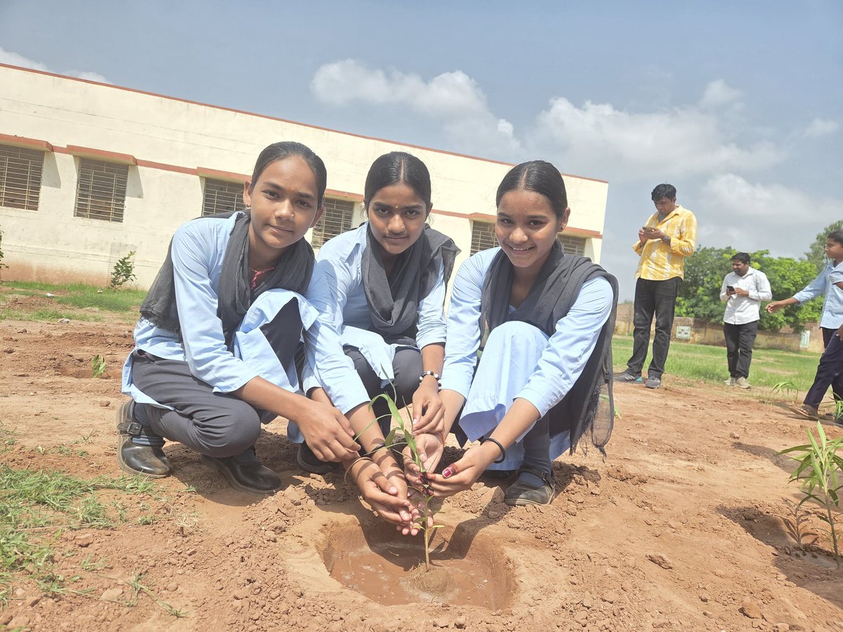 gullyclasses's tweet image. A heartwarming success!
Yesterday, July 25th, the "#EkPedMaKeNaam" campaign saw over 100 trees planted at Mahatma Gandhi School. Thanks to students, staff, #GullyClassesFoundation, and Nagar Palika
Basni Belima for nurturing nature and our future! #CommunityAction #GoGreen