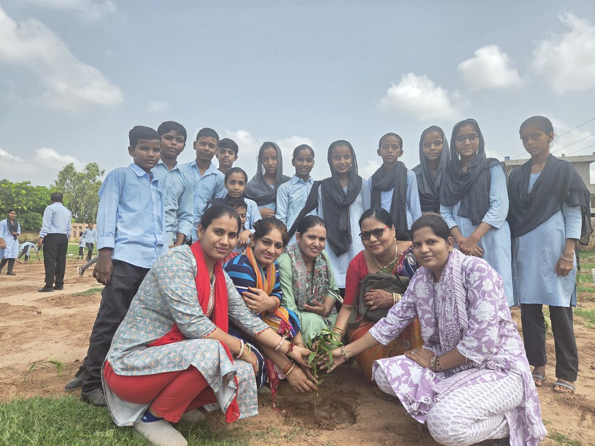 gullyclasses's tweet image. A heartwarming success!
Yesterday, July 25th, the "#EkPedMaKeNaam" campaign saw over 100 trees planted at Mahatma Gandhi School. Thanks to students, staff, #GullyClassesFoundation, and Nagar Palika
Basni Belima for nurturing nature and our future! #CommunityAction #GoGreen