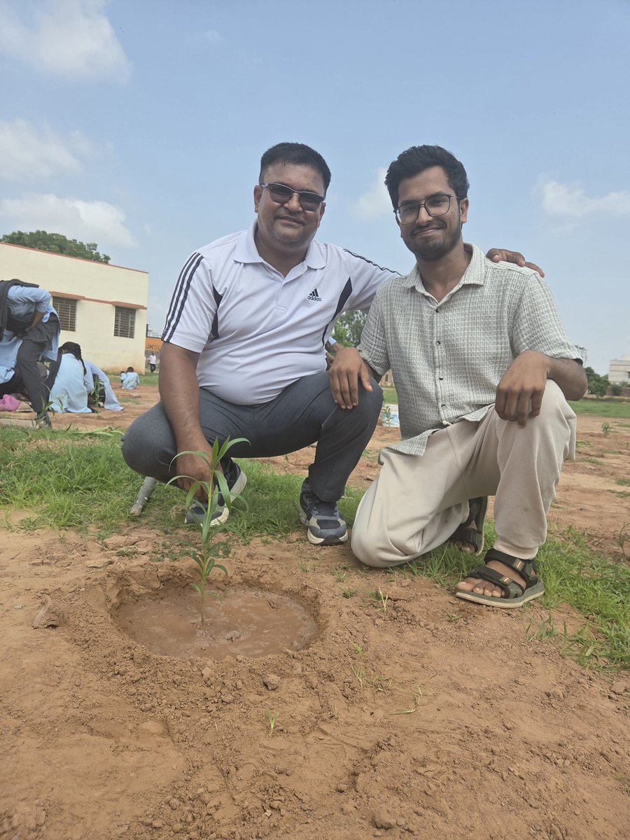 gullyclasses's tweet image. A heartwarming success!
Yesterday, July 25th, the "#EkPedMaKeNaam" campaign saw over 100 trees planted at Mahatma Gandhi School. Thanks to students, staff, #GullyClassesFoundation, and Nagar Palika
Basni Belima for nurturing nature and our future! #CommunityAction #GoGreen
