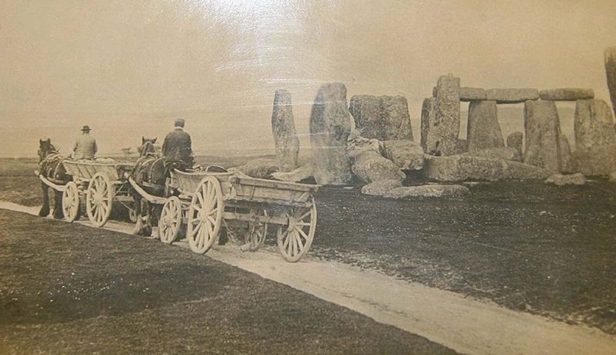 curious_ledger's tweet image. Stonehenge c.1885—before restoration, before ropes, before crowds. Just a few carts rolling by an ancient wonder that had stood for millennia. A rare glimpse of a time when the past was part of the everyday.