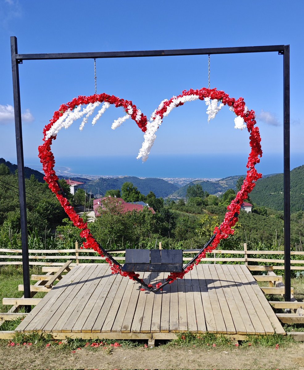 Amme hizmeti; beraber sallanmak istediğinize göndermelik 🤪
Köyüm de köyüm 😍