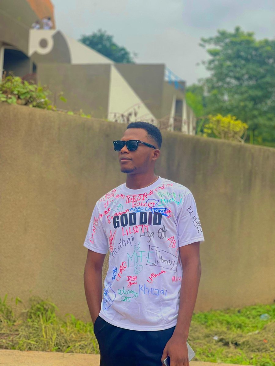 Veektoh_1's tweet image. Finally a graduate 🎓... On to the next ⚡
#OAUTwitter