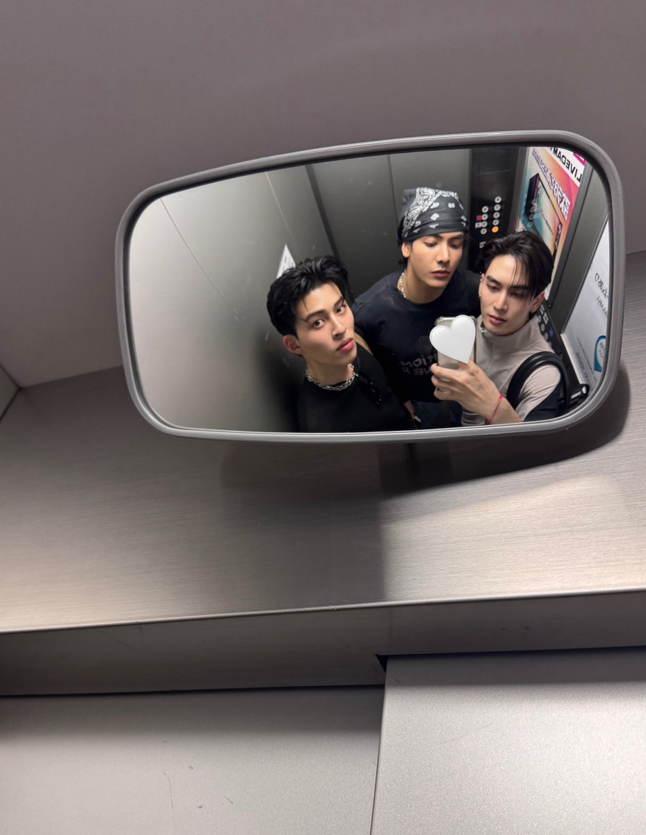 Ppsanta's tweet image. รบกวนทุกคนช่วยตัดต่อพี่อู๋มาอยู่ข้างๆพวกเราให้หน่อยครับ