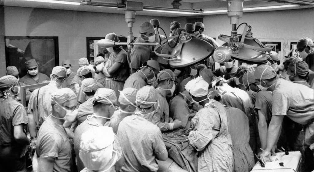 Surgical trainees observing coronary artery bypass graft surgery in 1973 🫀

📸: Accidental Renaissance