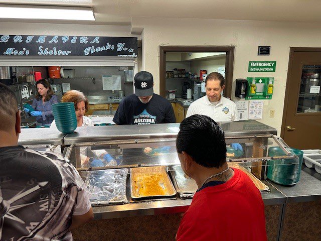 Saul_Bookman's tweet image. Was honored to assist Primavera Foundation on behalf of the @theARIZONABOWL and serve food to men who are trying to get back on track. The mission is amazing and the gentlemen I met were so positive and thankful. The people of Tucson are just special!