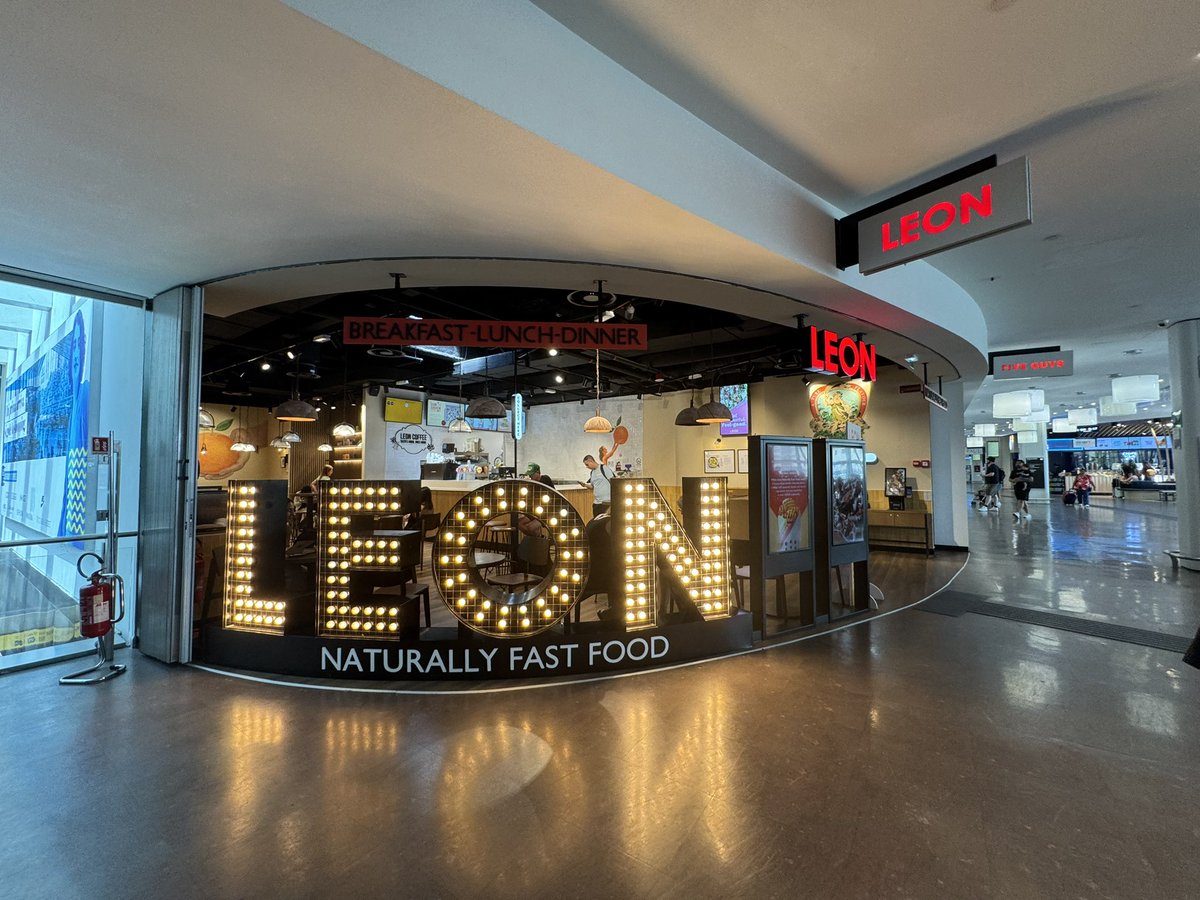 EdLlewellynFCDO's tweet image. Leon at Roma Termini station!  🇮🇹🇬🇧🇮🇹🇬🇧