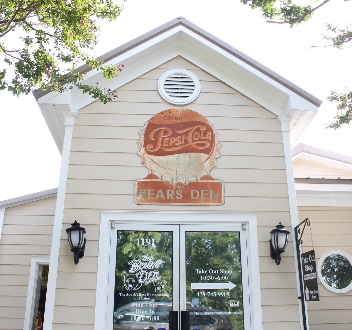 🐻 𝗧𝗵𝗲 𝗕𝗲𝗮𝗿𝘀 𝗗𝗲𝗻 x 𝗖𝗛𝗦 𝗕𝗼𝗼𝘀𝘁𝗲𝗿 🧡💙 

We’d like to thank The Bears Den and the CHS Booster Club for gifting our faculty &amp; staff with 100 meal cards as we gear up for a successful 2025-26 school year! #WeLead