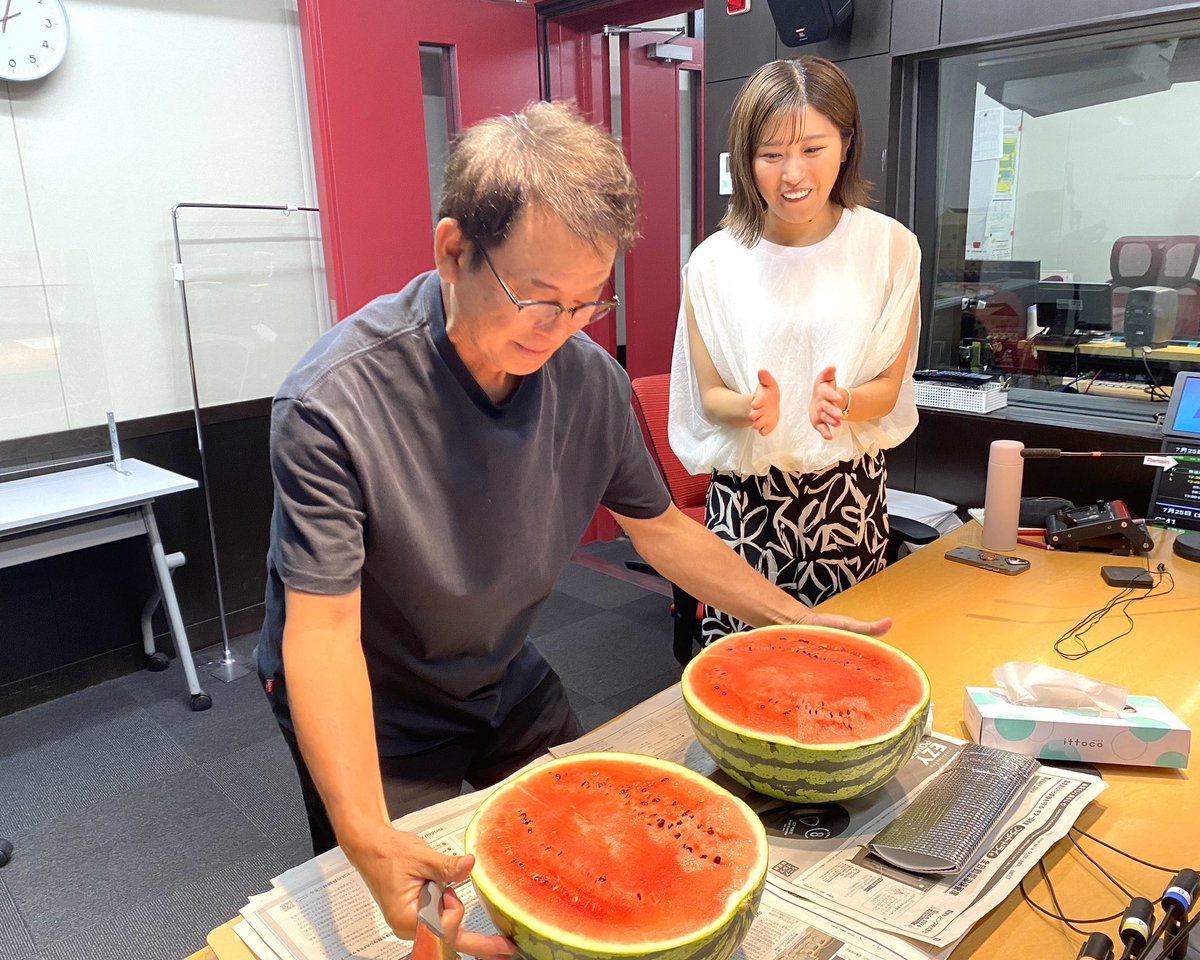 yokonandes's tweet image. 【スイカ大会】7月25日(金)の『ごぜん様さま』終了後…毎年恒例のスタジオでの「スイカパーティー」開催。今年のスイカは「横山詣」でリスナーから頂いた鳥取県産の「大栄西瓜」果肉の色がやや薄めなのが特徴。それでも…シャリ感と瑞々しさは最高！さすがは全国屈指のブランドスイカ！