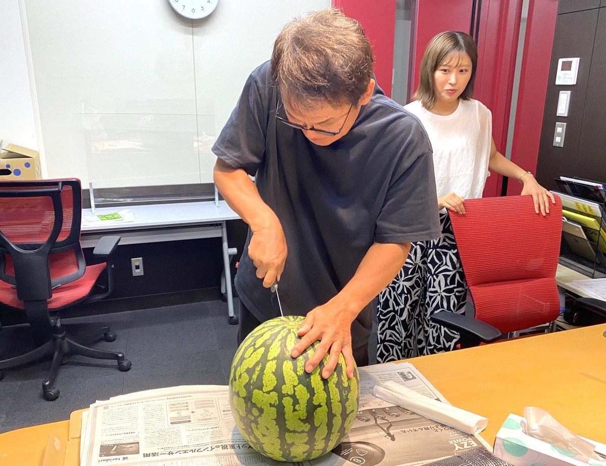 yokonandes's tweet image. 【スイカ大会】7月25日(金)の『ごぜん様さま』終了後…毎年恒例のスタジオでの「スイカパーティー」開催。今年のスイカは「横山詣」でリスナーから頂いた鳥取県産の「大栄西瓜」果肉の色がやや薄めなのが特徴。それでも…シャリ感と瑞々しさは最高！さすがは全国屈指のブランドスイカ！