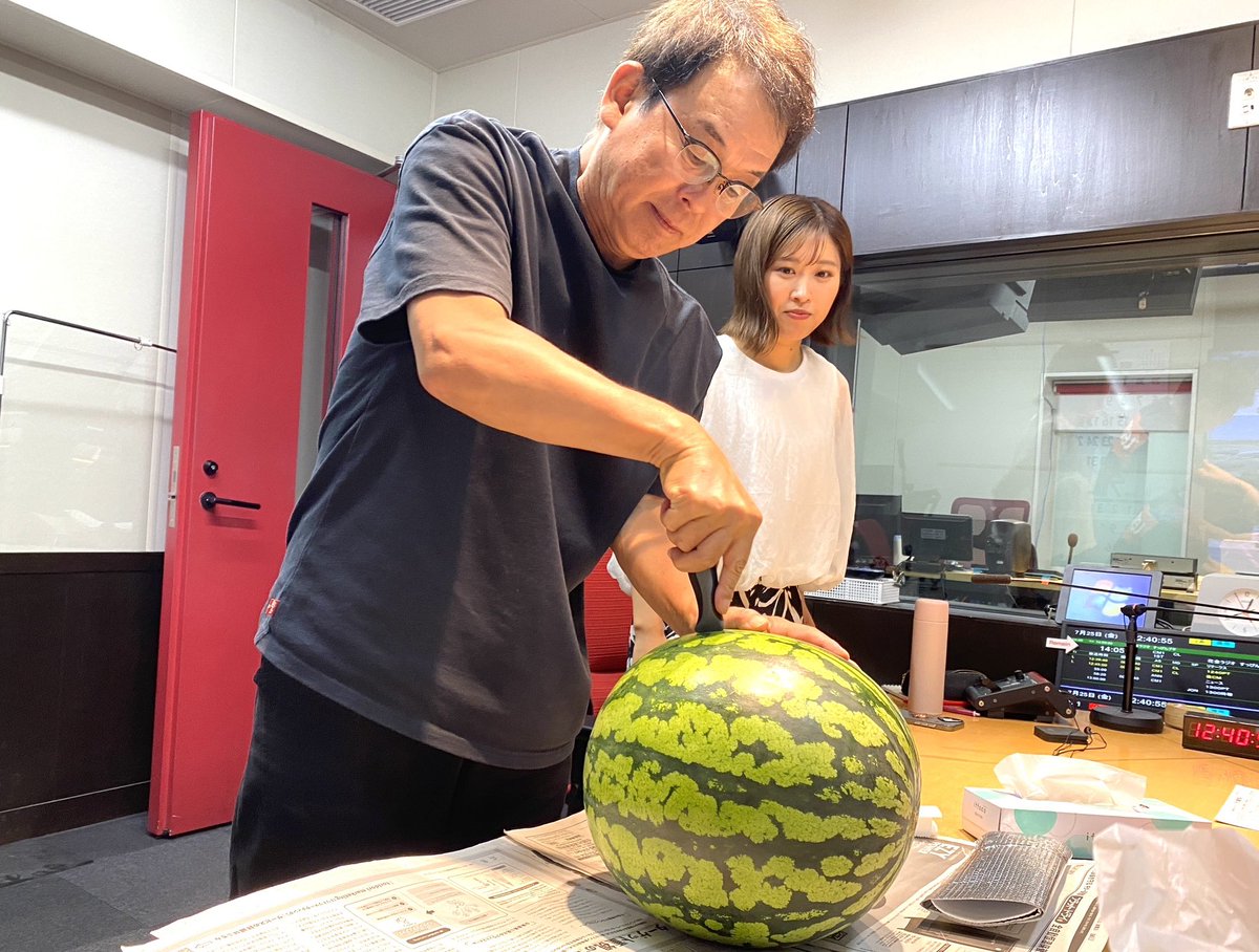 yokonandes's tweet image. 【スイカ大会】7月25日(金)の『ごぜん様さま』終了後…毎年恒例のスタジオでの「スイカパーティー」開催。今年のスイカは「横山詣」でリスナーから頂いた鳥取県産の「大栄西瓜」果肉の色がやや薄めなのが特徴。それでも…シャリ感と瑞々しさは最高！さすがは全国屈指のブランドスイカ！