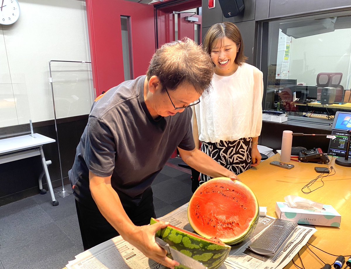 yokonandes's tweet image. 【スイカ大会】7月25日(金)の『ごぜん様さま』終了後…毎年恒例のスタジオでの「スイカパーティー」開催。今年のスイカは「横山詣」でリスナーから頂いた鳥取県産の「大栄西瓜」果肉の色がやや薄めなのが特徴。それでも…シャリ感と瑞々しさは最高！さすがは全国屈指のブランドスイカ！