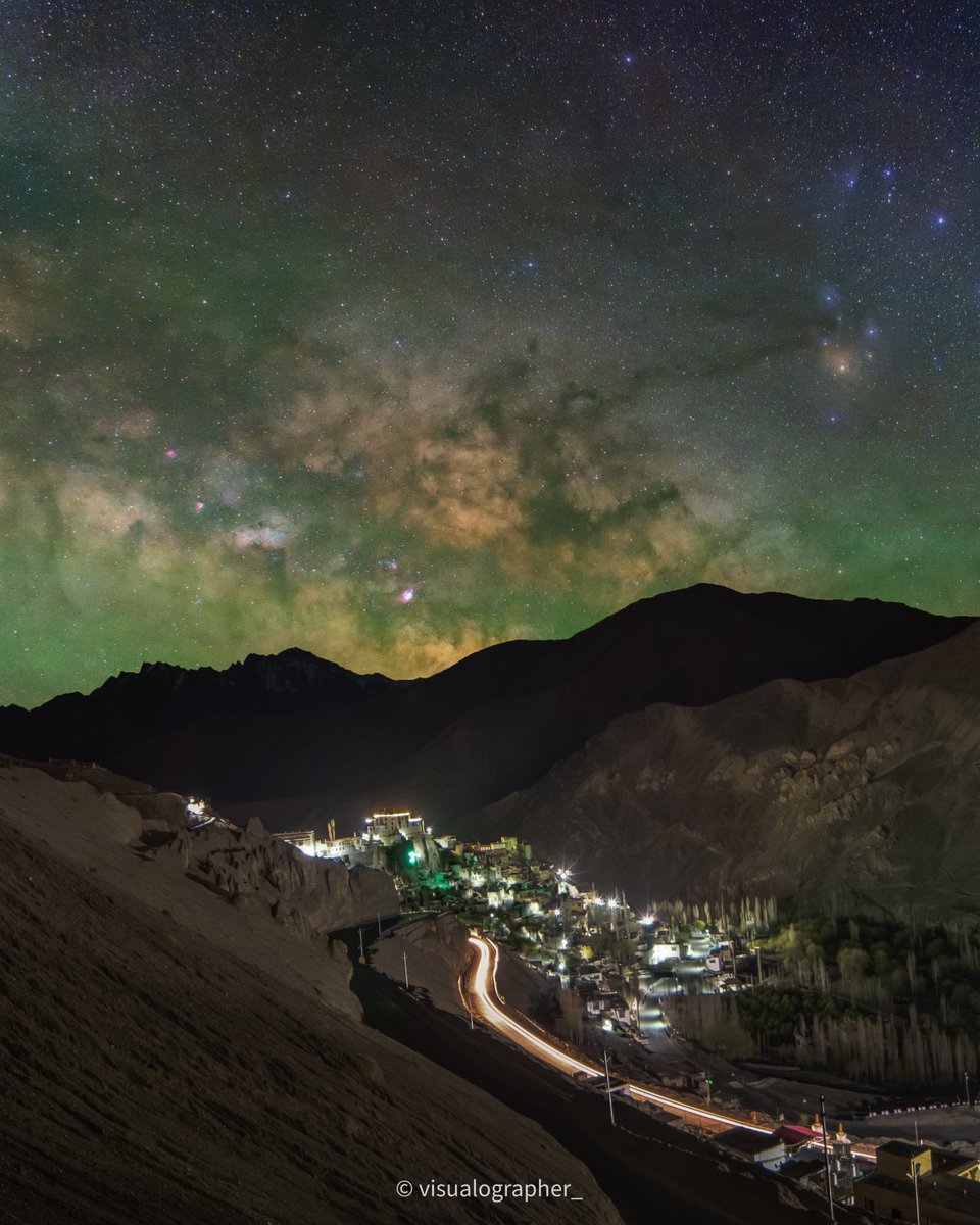 visualographer's tweet photo. Airglow Attack ft Ladakh✨
Shot Details: 
Gear Used:
Nikon D7500
Nikon 18-140mm
Samyang 14mm
MSM Rotator

Sky 18mm | 153s | ISO 2000 | f/4 (Tracked)
Foreground 14mm | 20s | ISO 1250 | f/3.5 | Bracketed exposures
Composite (MW Alignment is spot on). #astrophotography https://t.co/EMkFl5bbOd