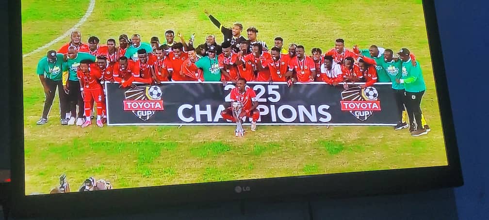 purefmsports's tweet image. Mohammed Camara saves four kicks as Asante Kotoko edge Kaizer Chiefs through penalties (3-2) to lift 2025 Toyota Cup in Durban, South Africa.