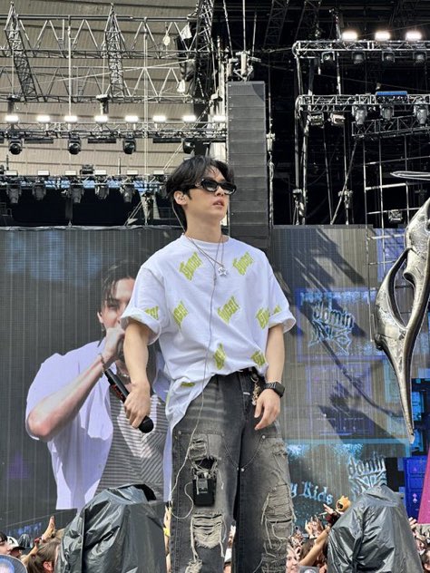 skizluvr's tweet image. not lee know attaching his mic pack on the threads of his ripped jeans he’s so 😭