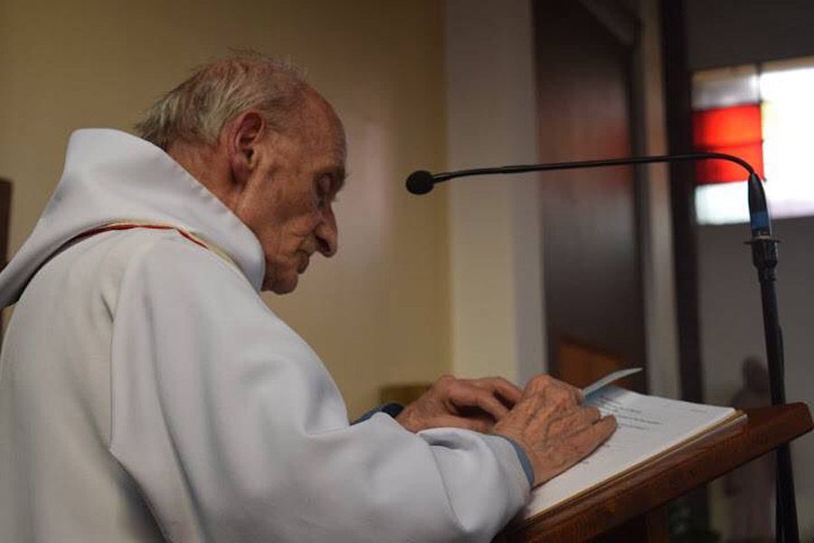 HagiosHenry's tweet image. Neste dia, em 2016, o Padre Jacques Hamel foi martirizado pelo ISIS na França enquanto celebrava a missa.
Um dos terroristas obrigou uma freira a filmar o assassinato, perguntando-lhe: "Você está com medo?". A freira respondeu: "Não tenho medo, Jesus está comigo".