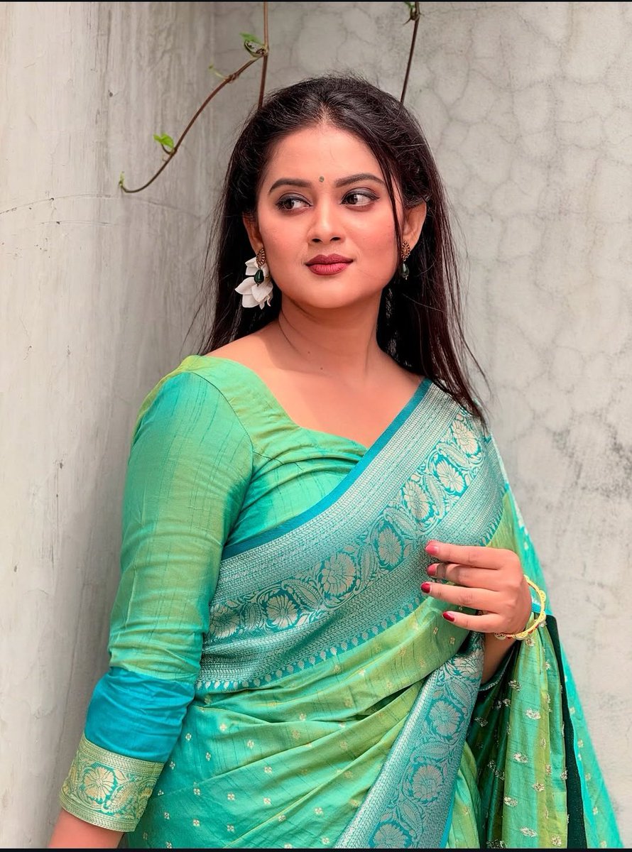 drsanika0's tweet image. वो इत्तेफाक से आ बैठे करीब मेरे,
मेरा सारा सफर कमाल हो गया।