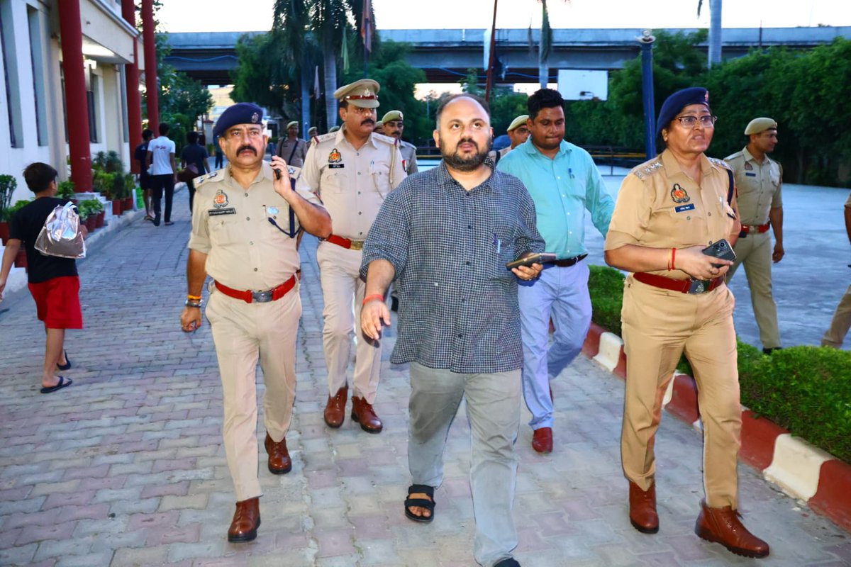 hapurpolice's tweet image. कल दिनांक 27-07-2025 को आयोजित होने वाली समीक्षा अधिकारी एवं सहायक समीक्षा अधिकारी परीक्षा-2025 को निष्पक्ष एवं पारदर्शी रूप से सकुशल सम्पन्न कराये जाने के दृष्टिगत डीएम हापुड़ व एसपी हापुड़ द्वारा थाना पिलखुवा क्षेत्रांतर्गत परीक्षा केंद्रों का भ्रमण/निरीक्षण कर व्यवस्थाओं का…
