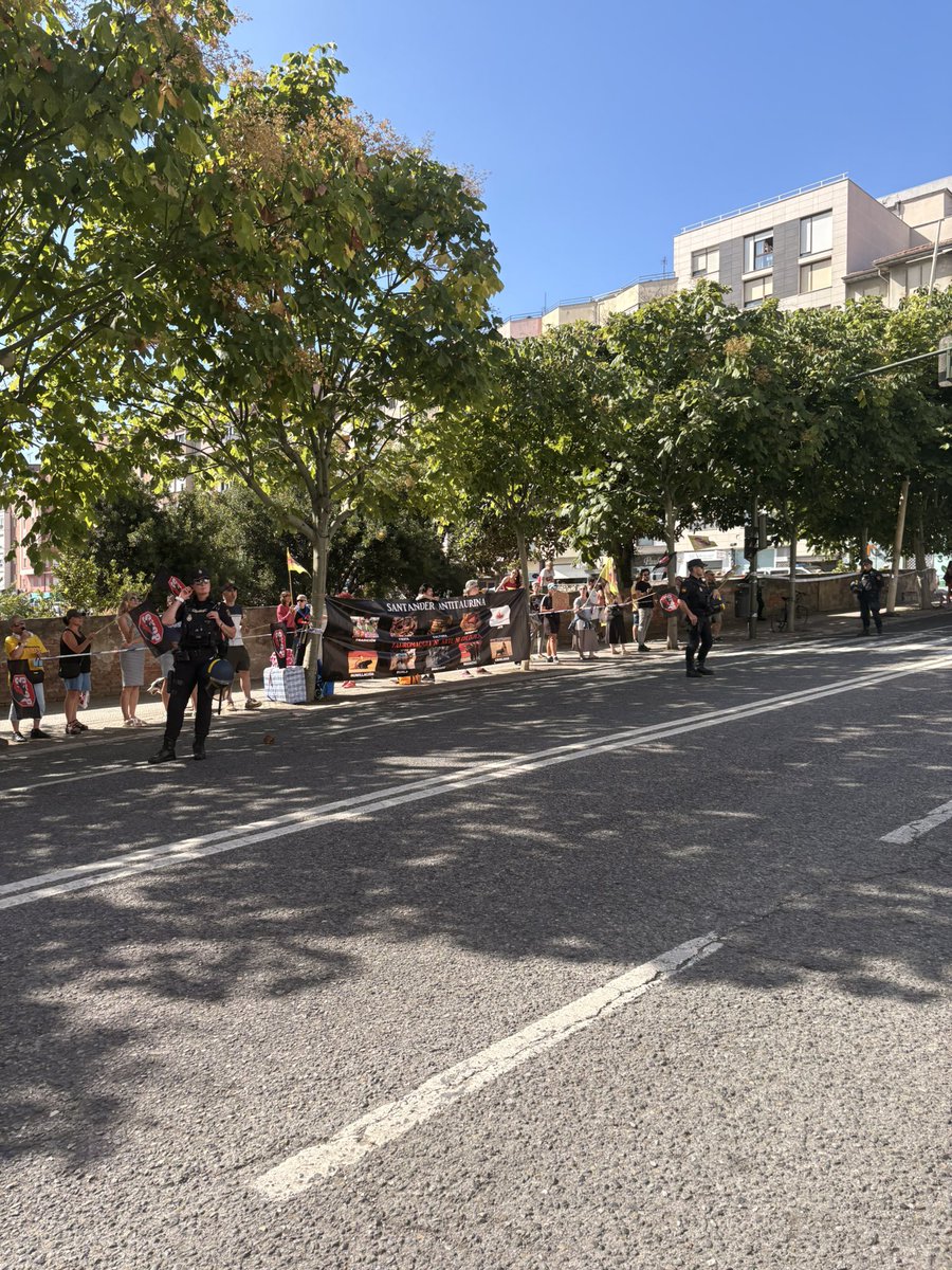 zabaladelaserna's tweet image. Hoy son todavía menos los antitaurinillos en Santander. Se han ido a la playa del Puntal. @ElMundoToros