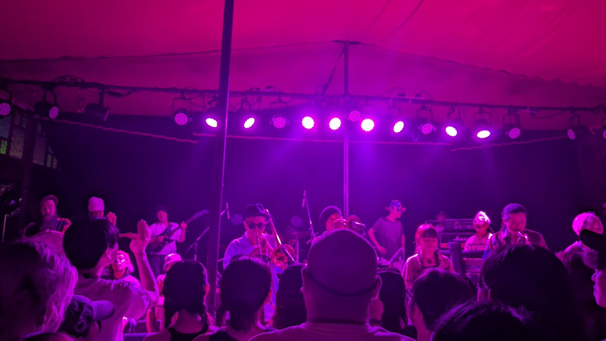 TK_1m_dw's tweet image. ZIONHILL SESSION @ CRYSTAL PALACE TENT 個人的今年のフジロックベストアクト級にもの凄い音楽を聴いた感が!(次から次にベストが出てきてヤバいw) ルーツナイヤビンギDUBスカアフリカンパーカッションJAZZなどがねっとり濃厚混然一体となった今までに聴いたことない音楽だった!すごい!