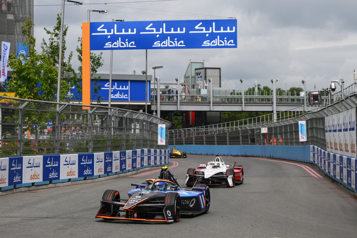 talkSPORT2's tweet image. NOW: Formula E Live: #LondonEPrix β‘οΈ
The Teams championship could be decided TODAY with the first of two races from @ExceLLondon π¬π§
π² Live @FIAFormulaE commentary β talksport.com/play/talksport2