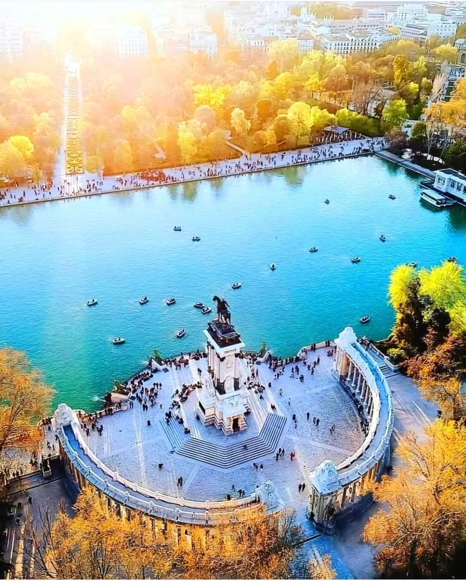 juanborrelli's tweet image. Crédito para el autor de esta linda fotografía de colección. Emblemático parque en Madrid. ¿Nombre?