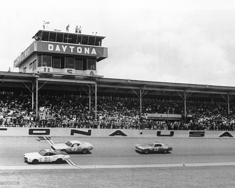 GoodSeatsStill's tweet image. 🏁 This week: the rivalry that helped defined modern-day NASCAR - with motorsports writer & "Petty vs. Pearson" author Mike Hembree; NOW wherever you pod, YouTube or tinyurl.com/3k3abymu #GoodSeats 🏁