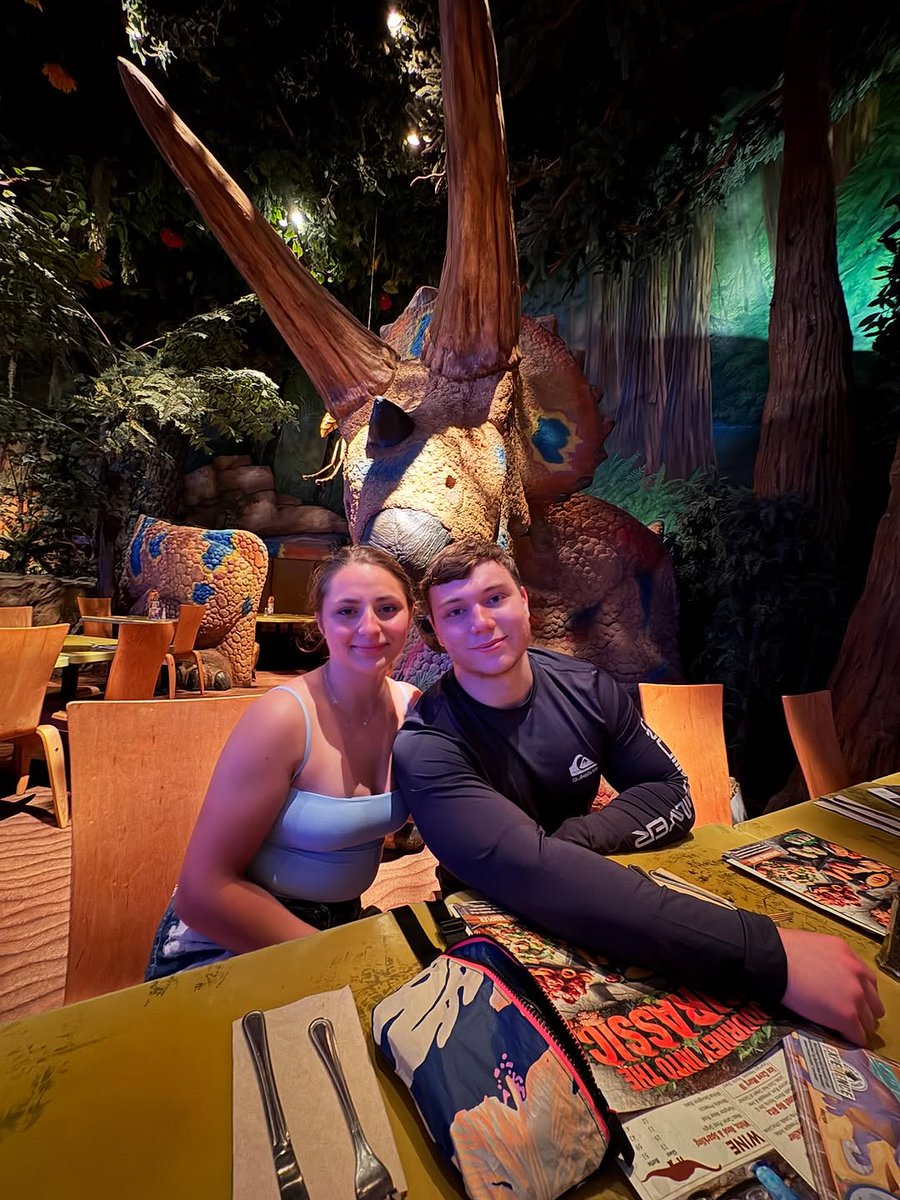 Did you even dine at T-Rex Cafe if a dino didn't photobomb your picture? 📸