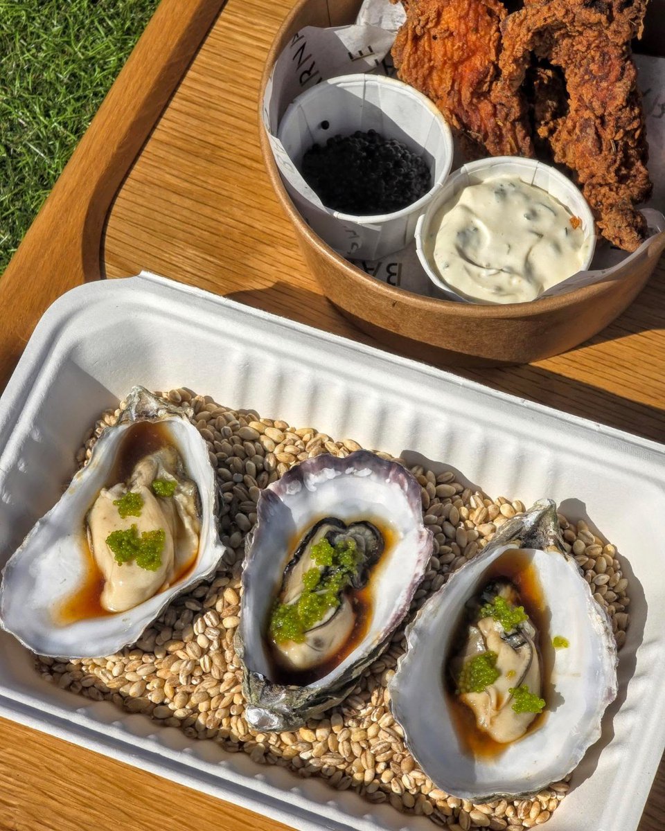 Barnaclelpool's tweet image. Docked and delicious ⚓
Barnacle Street Food is at @theAlbertDock!
🌍 Global vibes
🦐 Local ingredients
💯 Liverpool heart
🦪 Oysters
🍗 Chicken & caviar
🍔 Venison + pork smash burgers
#liverpoolfood #foodie #thealbertdock #liverpooltourism