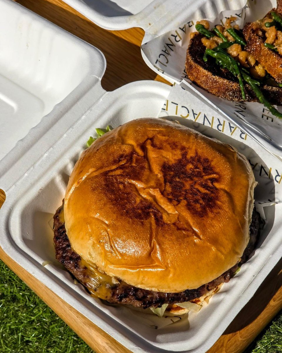 Barnaclelpool's tweet image. Docked and delicious ⚓
Barnacle Street Food is at @theAlbertDock!
🌍 Global vibes
🦐 Local ingredients
💯 Liverpool heart
🦪 Oysters
🍗 Chicken & caviar
🍔 Venison + pork smash burgers
#liverpoolfood #foodie #thealbertdock #liverpooltourism