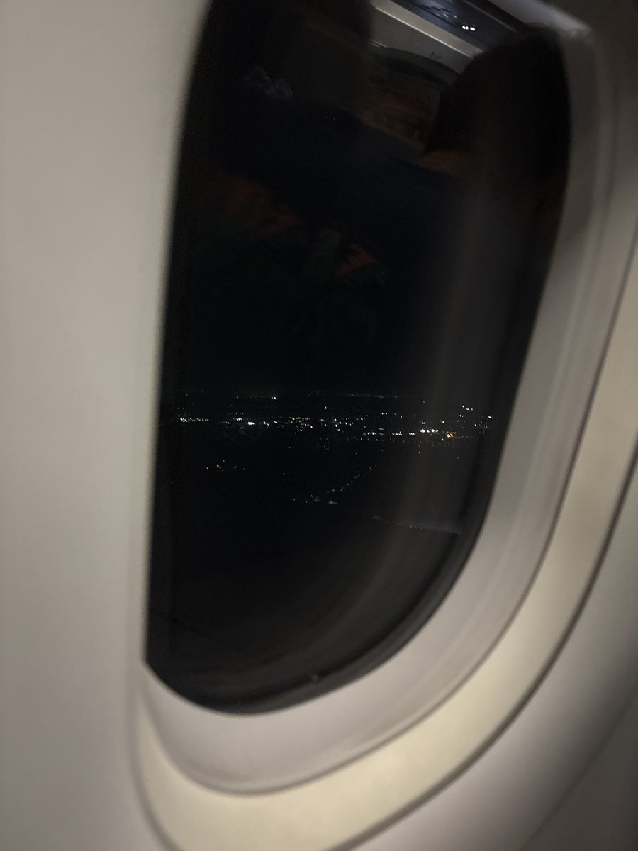 成田空港着きました、そして成田空港に朝5時ごろまで滞在です
（成田空港到着まで1時間遅れです）
