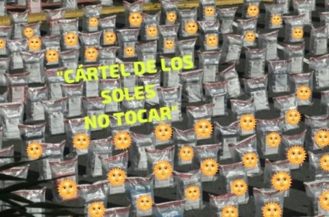 cecoronel (@cecoronel) on Twitter photo Para los que preguntan, ¿Por qué les llaman el cártel de los "soles"?
MIJO... porque son narcos...sí <a href="/NicolasMaduro/">Nicolás Maduro</a> <a href="/vladimirpadrino/">Vladimir Padrino L.</a> <a href="/dcabellor/">Diosdado Cabello R</a> ...y pocoton de generales están metidos en ese peo!
Y, ahora para terminarlos de joder los clasificaron de terroristas!👇👇😬😬 Para los que preguntan, ¿Por qué les llaman el cártel de los "soles"?
MIJO... porque son narcos...sí <a href="/NicolasMaduro/">Nicolás Maduro</a> <a href="/vladimirpadrino/">Vladimir Padrino L.</a> <a href="/dcabellor/">Diosdado Cabello R</a> ...y pocoton de generales están metidos en ese peo!
Y, ahora para terminarlos de joder los clasificaron de terroristas!👇👇😬😬