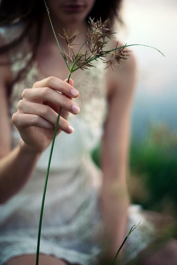 KaiOfApril's tweet image. "La lección más difícil que he tenido que aprender como adulto es la incesante necesidad de seguir adelante, sin importar lo destrozado que me sienta por dentro".
-Ernest Hemingway.
@_RuePrincesse