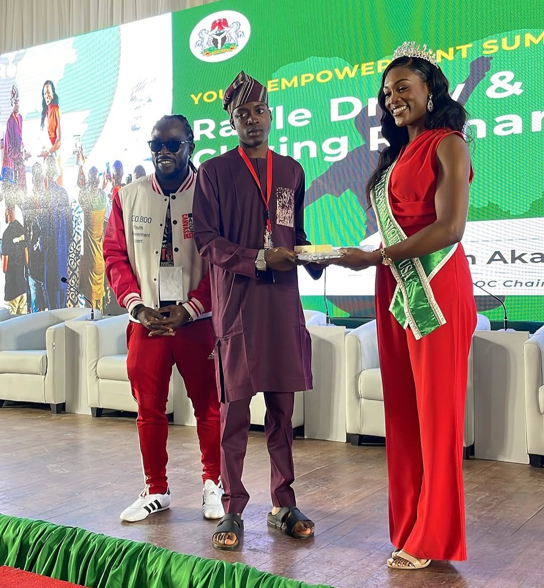 OlumideAdefehi2's tweet image. Empowering Youth Through Digital Access!
At the #NDD2025 Youth Summit, six young Nigerians received laptops— a smart investment in Nigeria’s digital future, made possible through the leadership of Hon. @abikedabiri, and @canvasinstitute.
When youth are equipped, nations move.