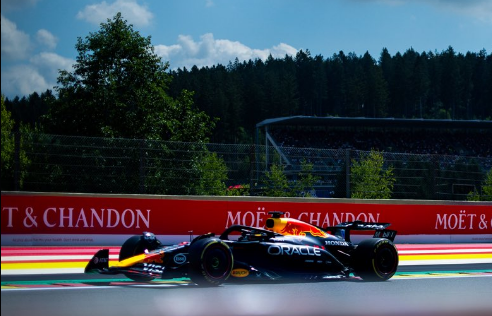 SoyMotor's tweet image. 🚨Verstappen y Red Bull han sacrificado la clasificación pensando en la lluvia de mañana
➡️El neerlandés saldrá cuarto: "Pensaba que que podíamos haber sido terceros, pero no tenía agarre detrás... hay que aceptarlo"
🗣️"Aquí siempre es complicado acertar con las decisiones,…