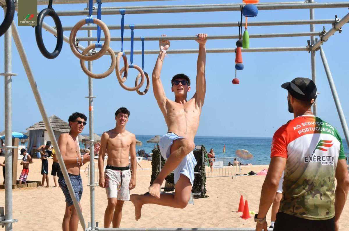 Exercito_pt's tweet image. 📢 O ambiente na Praia dos Pescadores, continua ao rubro, com muita participação, sorrisos e espírito de aventura. Da torre de escalada à pista de obstáculos, passando pelos insufláveis e pela pista de airsoft, há atividades para todas as idades.
#ExércitoPortuguês