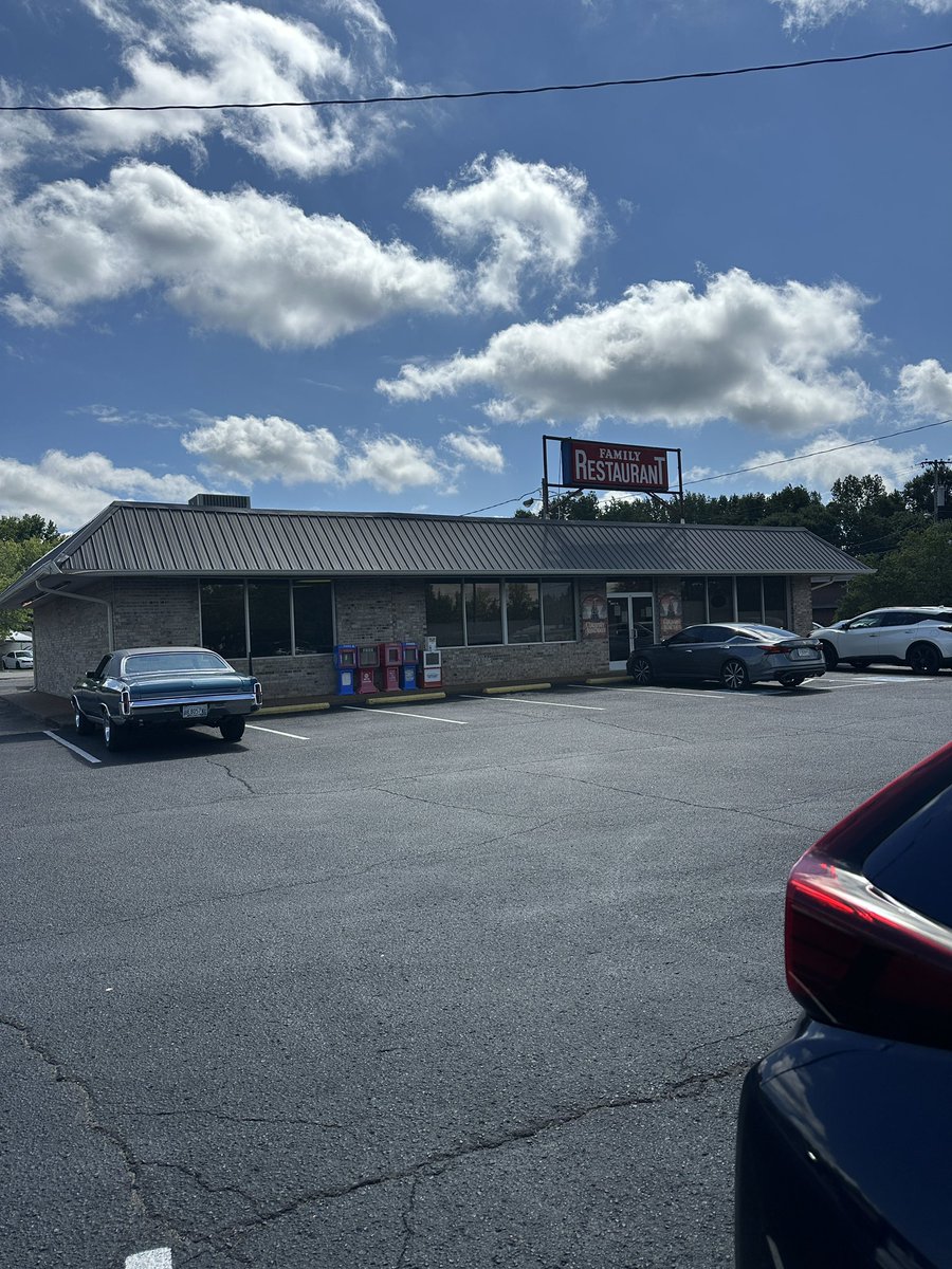 3sticksCGCS's tweet image. Still pay phones out there. Great local place for breakfast, The Country Junction in Joelton Tennessee. Even ordered the grits.