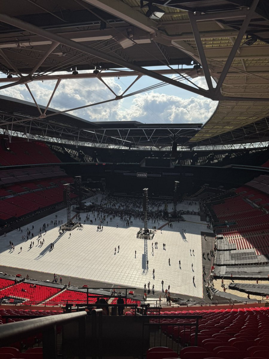 _OasisLife's tweet image. Grateful to be able to see them again!👏🏻

Hello Wembley😍