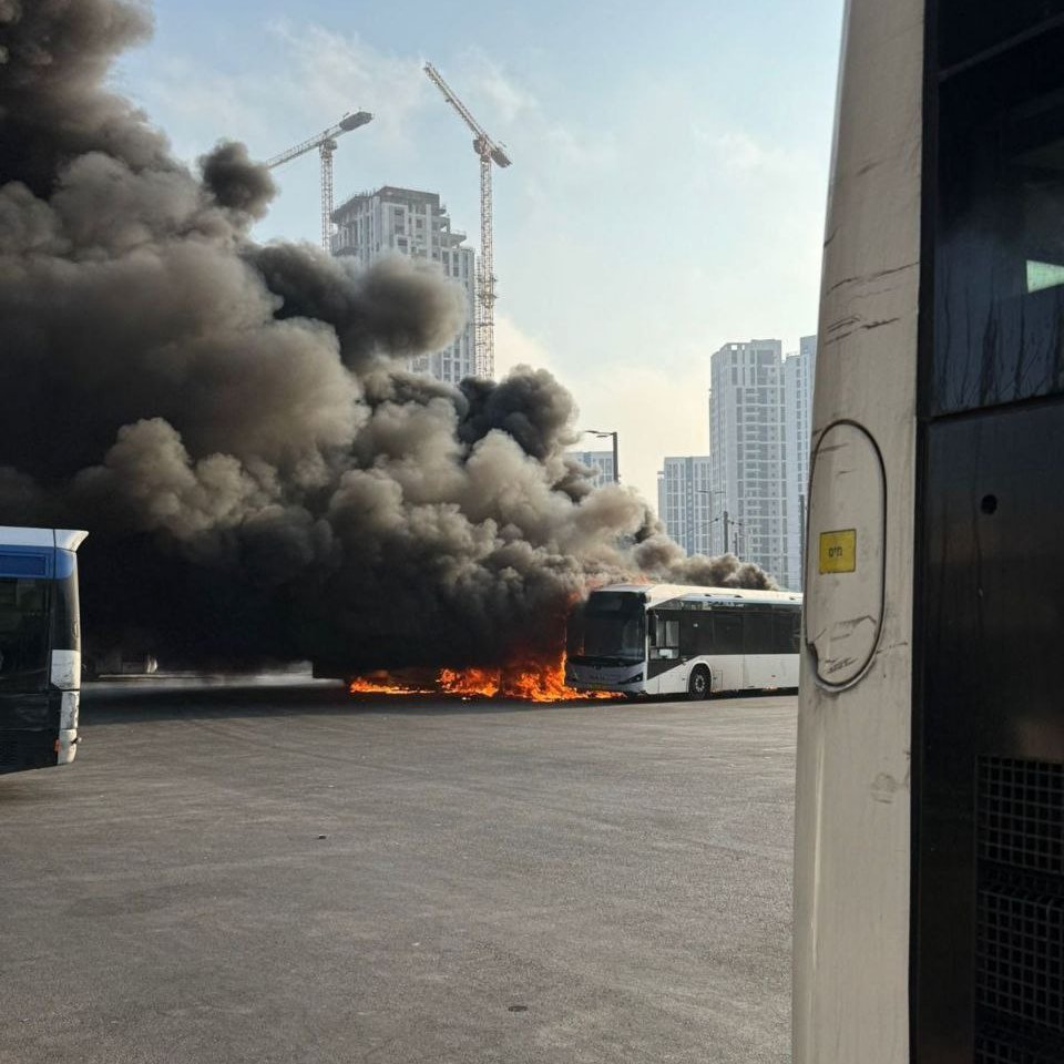 tzvai_tracker's tweet image. 🇮🇱🔥A fire has broken out at a bus depot in the area of Bat Yam a short time ago. Inside one of the buses, which is on fire, a body was found. The circumstances of both the incident and the individual's death are under investigation by the authorities.
#Breaking #Israel