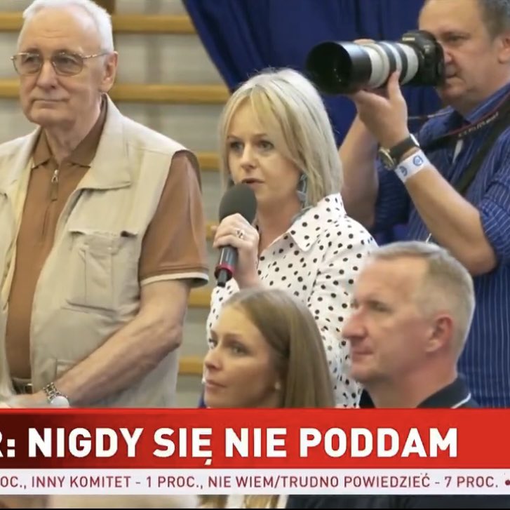 KonradBerkowicz's tweet image. Anna Jurczak – dyrektor biura Dariusza Jońskiego. To ona dziś na „spontanicznym” wiecu Tuska, podając się za mieszkankę wsi, apelowała o edukację dla zacofanych z prowincji. Gdyby ktoś pytał, czy w Platformie dalej panuje buta i arogancja - panuje. 😉
