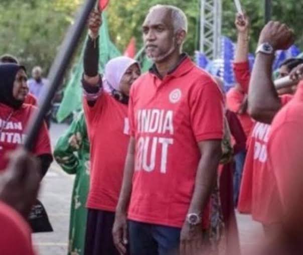 ettettaaa's tweet image. This guy ran a successful India Out Campaign, won elections ..and kicked India out...then got 4800 crores line of credit from India by inviting Modi for a tea.
What The Hello ?
Are we now good to enjoy in Maldives? What about our Lakshdweep ?