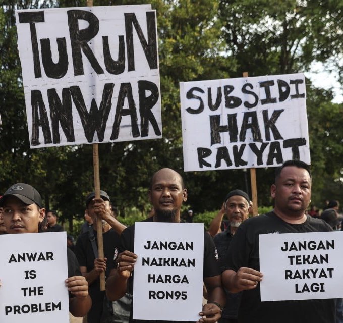 Aisehman's tweet image. Turun Anwar, sapa naik?
Muhyiddin? Hamzah? Azmin? Mahathir?
Apa persamaan antara 4 ekor ni dengan Anwar, Najib dan Zahid?
Semuanya dididik, dipupuk, dibesarkan, disuap oleh UMNO. DNA UMNO.
Angkat Hadi jadi PM? Dr Sam? Takiyuddin? Tuan Ibrahim? 😂
2. Subsidi bukan hak rakyat.