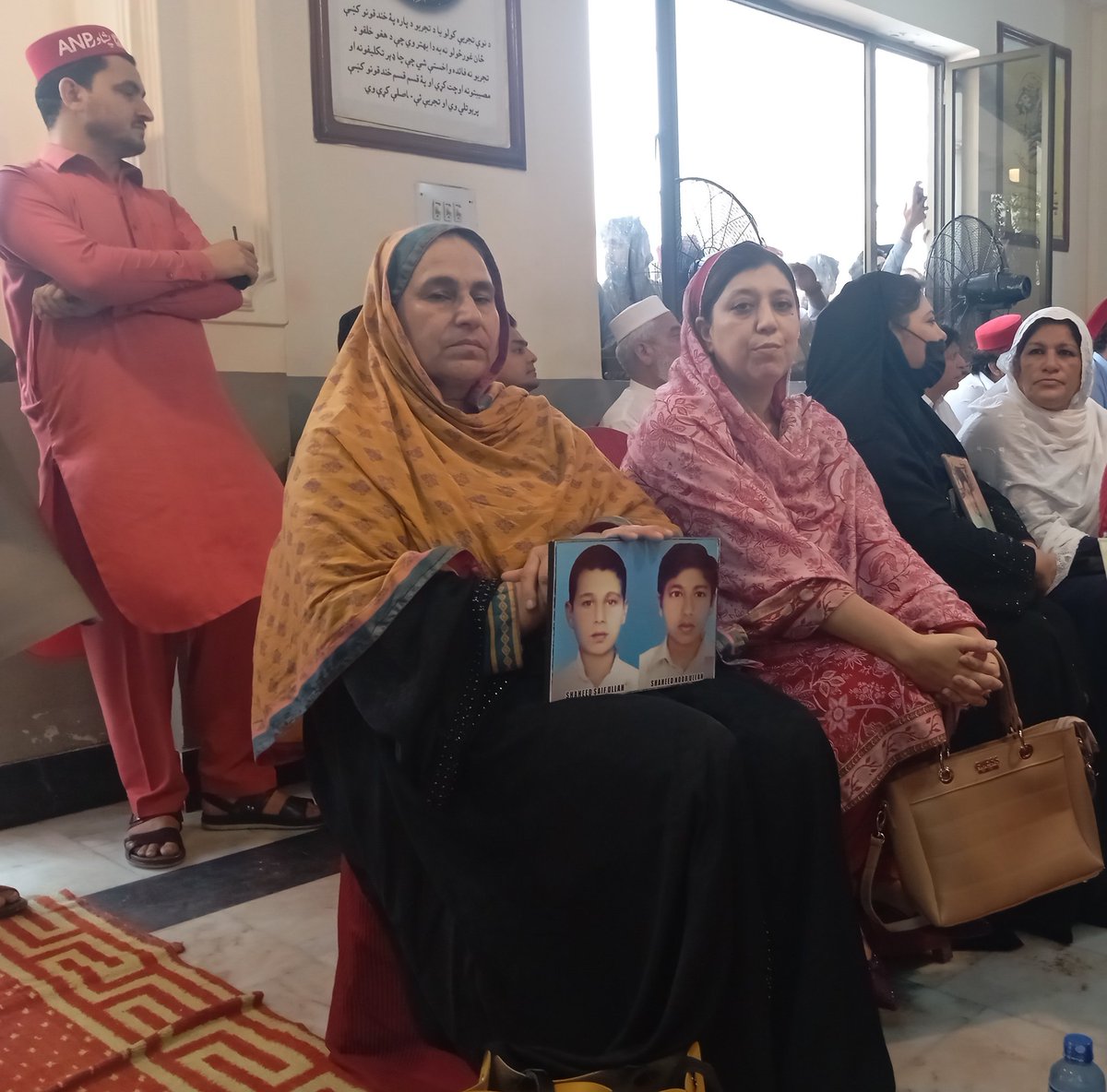 Palwasha_Abbas's tweet image. Today with mothers of APS martyrs at Bacha khan Markaz ,their agony will never end 💔 #قامي_امن_جرګه