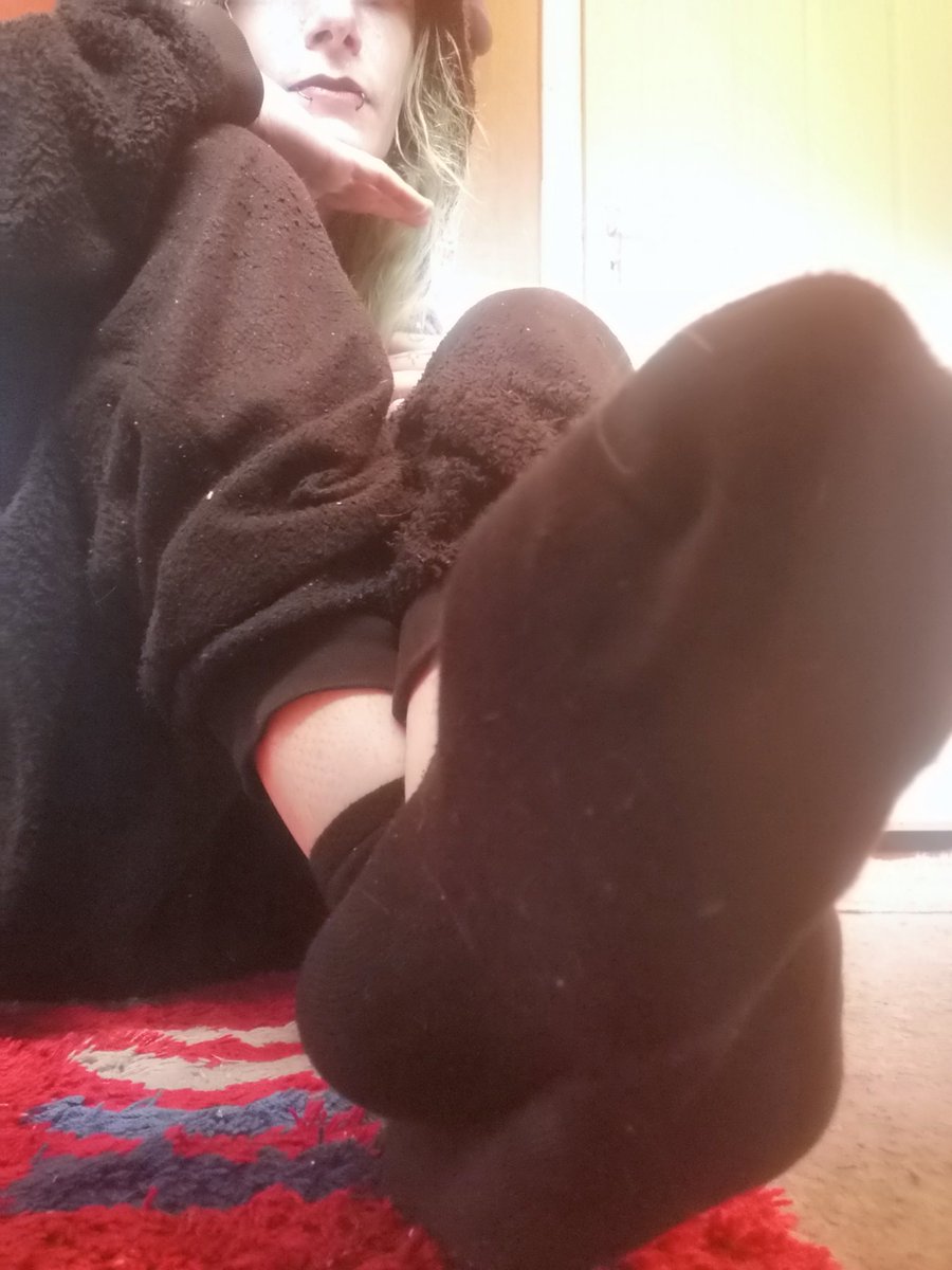 MommyLenore's tweet photo. It's so cute that you wanna stay at my feet, give in darling~ 💋💜 https://t.co/wLrli5vYsW