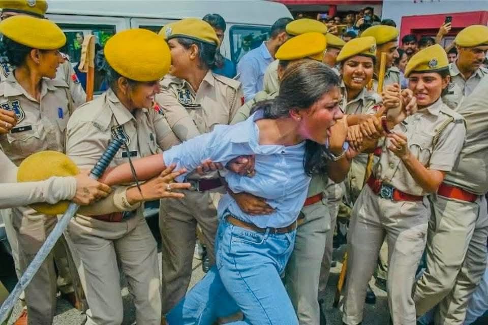 VIYONA JAAT (@viyonajaat) on Twitter photo दमन नहीं, छात्रसंघ चुनाव चाहिए!
#छात्रसंघ_चुनाव_बहाल_करो
#छात्र_मांगे_छात्र_संघ_चुनाव
#ऑल_राजस्थान_छात्रसंघ_चुनाव_संघर्ष_समिति
#viyonajaat #rajasthanuniversity <a href="/Arssc_Ru/">ऑल राजस्थान छात्रसंघ संघर्ष समिति</a> <a href="/withabhinsui/">Office Of Abhishek Choudhary</a> <a href="/RajCMO/">CMO Rajasthan</a> <a href="/BhajanlalBjp/">Bhajanlal Sharma</a> <a href="/ashokgehlot51/">Ashok Gehlot</a> <a href="/DrPremBairwa/">Dr Prem Chand Bairwa</a> दमन नहीं, छात्रसंघ चुनाव चाहिए!
#छात्रसंघ_चुनाव_बहाल_करो
#छात्र_मांगे_छात्र_संघ_चुनाव
#ऑल_राजस्थान_छात्रसंघ_चुनाव_संघर्ष_समिति
#viyonajaat #rajasthanuniversity <a href="/Arssc_Ru/">ऑल राजस्थान छात्रसंघ संघर्ष समिति</a> <a href="/withabhinsui/">Office Of Abhishek Choudhary</a> <a href="/RajCMO/">CMO Rajasthan</a> <a href="/BhajanlalBjp/">Bhajanlal Sharma</a> <a href="/ashokgehlot51/">Ashok Gehlot</a> <a href="/DrPremBairwa/">Dr Prem Chand Bairwa</a>