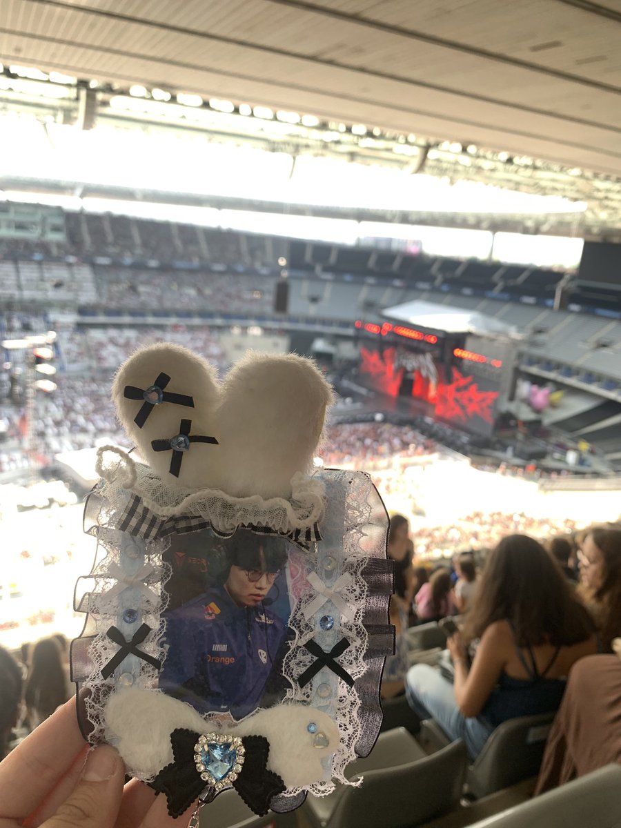 haylxft's tweet image. canna &amp;amp; i are ready for stray kids 💙